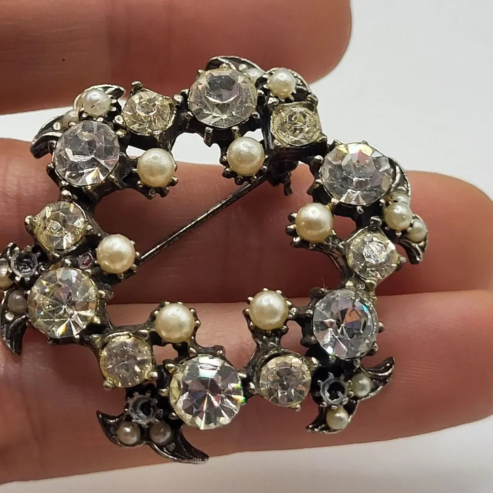 Vintage Gunmetal Pearl Rhinestone Schreiner Style Wreath Brooch Pin 2in